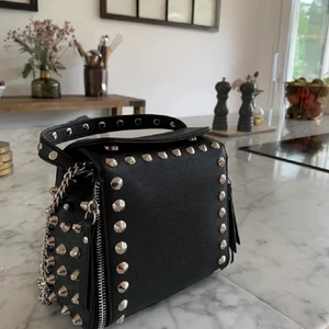 Zara väska -  jättecool zara väska som jag köpte här på Plick men inte använt speciellt mycket. Har knutit en Knut på kedjan för att jag ville att den skulle va kortare men det går naturligtvis att få loss, tänkte starta budgivning om många intresserade❤️lånade bilder 