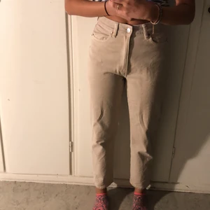 Beiga jeans från H&M Strl 38  - Bra jeans från H&M bra material har haft på mig dem en gång köpte dem föra året. Älskar dem jättemycket tycker dem är jätte fina på men dem är lite för små. Tappade bort kvittot så fick inte lämna tillbaka dem. Om ni är intresserade är det bara att kontakta mig🥰 