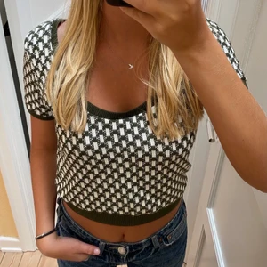 Zara topp - Säljer denna superfina topp från zara! Får tyvärr inte användning för den (använd endast 1 gång). Säljer för 150kr men köp direkt för 250kr! Hoppas någon är intresserad ❤️