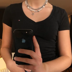 T shirt - V-ringad Svart T shirt från Tommy hilfiger, storlek xs. Köpare står för frakt:)