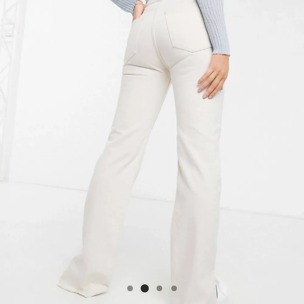 Säljer dessa fina byxor med slits i naturvita från pullandbear💕. Jeans & Byxor.