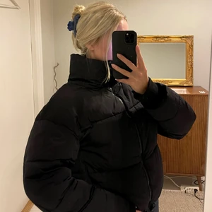 Jacka från zara - Jättefin vinterjacka från Zara använd endast ett fåtal gånger! Köpt för 699kr förra vintern 