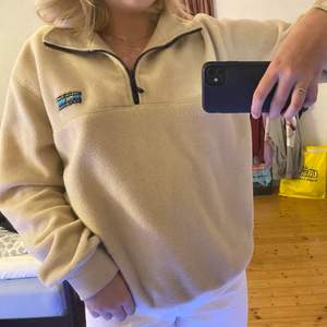 Säljer min fleece tröja från junkyard i färgen beige då jag inte använder den så mycket! Fint skick, knappt använd! Nypris runt 500kr säljer för 100kr eller högre bud💕 Storlek S men sitter ganska overzise! Köp direkt för 250kr + frakt obs! Frakten kostar 66kr!!