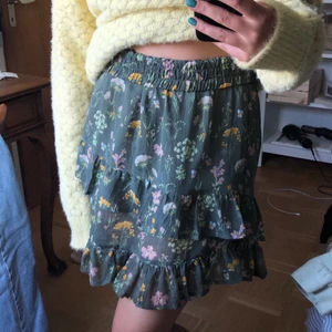 Blommig volangkjol - Superfin volangkjol! Strl L egentligen men insydd till en s/m 💕👌