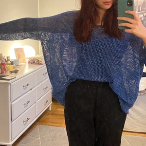 Glittrig tröja - En koboltblå stickad tröja, hur cool som helst. Den kommer tyvärr inte till användning trots att jag älskar den. Frakt 63kr💙