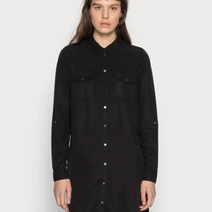 Skjortklänning från Vero Moda - Mattsvart skjortklänning i storlek S, helt oanvänd så i mycket bra skick!