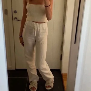 A-design linnebyxor - LÅNAD BILD !! Säljer dom helt slutsålda linnebyxorna från Alice stenlöfs märke a-design i storlek xxs, men dom passar xs också !! Jag har sytt upp dom lite så dom passar mej som är ca 165 men går lätt att ta upp !! 