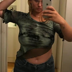 2000 mini mesh topp - Denna lilla tie-dye aktiga mesh toppen passar perfekt till en utekväll!! Grön/blå jord toner.🙌 Köpt denna andra hand (finns ett litet hål i mesh som ligger i understa lagret)  / den är för liten på mig så kommer sitta bättra på den som är 38/40 (jag är 42)