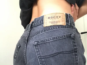 Gråa jeans från märket ROCKY - Köpta second hand i bra skick men har nästan aldrig använt dom! Mörk gråa i färgen. 