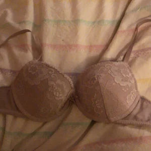 Bh - Säljer för att dene för liten:) den har lite pushup, fint skick, står inte för frakt. Har man frågor elr nått så äre ba att kontakta mig!!🤍🤍