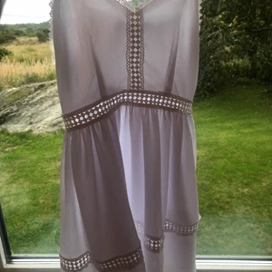 Klänning  - Säljer denna superfina klänningen från NA-KD i storlek 34 men passar även 36,xs och s. Klänningen är endast använd 2 gånger och är i fint skick.              Köparen står för frakten!