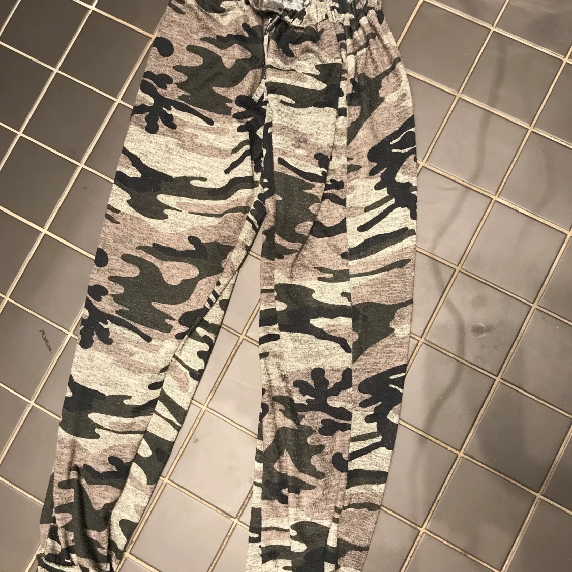 Kamouflage byxor från new look  - 90