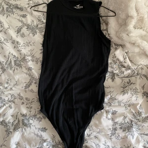 svart body - svart body från hollister med halv polo krage från hollister i ribbad material😇