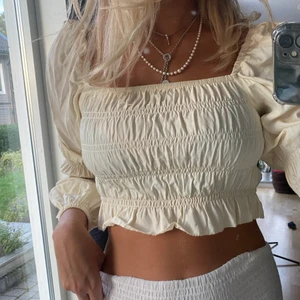 Beige blus - Jätte gullig blus från shein. Endast använd en gång så nästan ny. Stretchigt material så passar olika storlekar. Jag är 173 o brukar ha S. Frakt tillkommer eller möts upp❣️