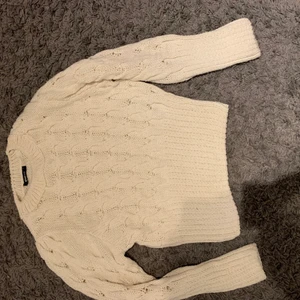 Vi stickad  - Tjock mudd vid ärmar samt längst ner, sikt skick, lite dålig bild men kan visa på om det önskas