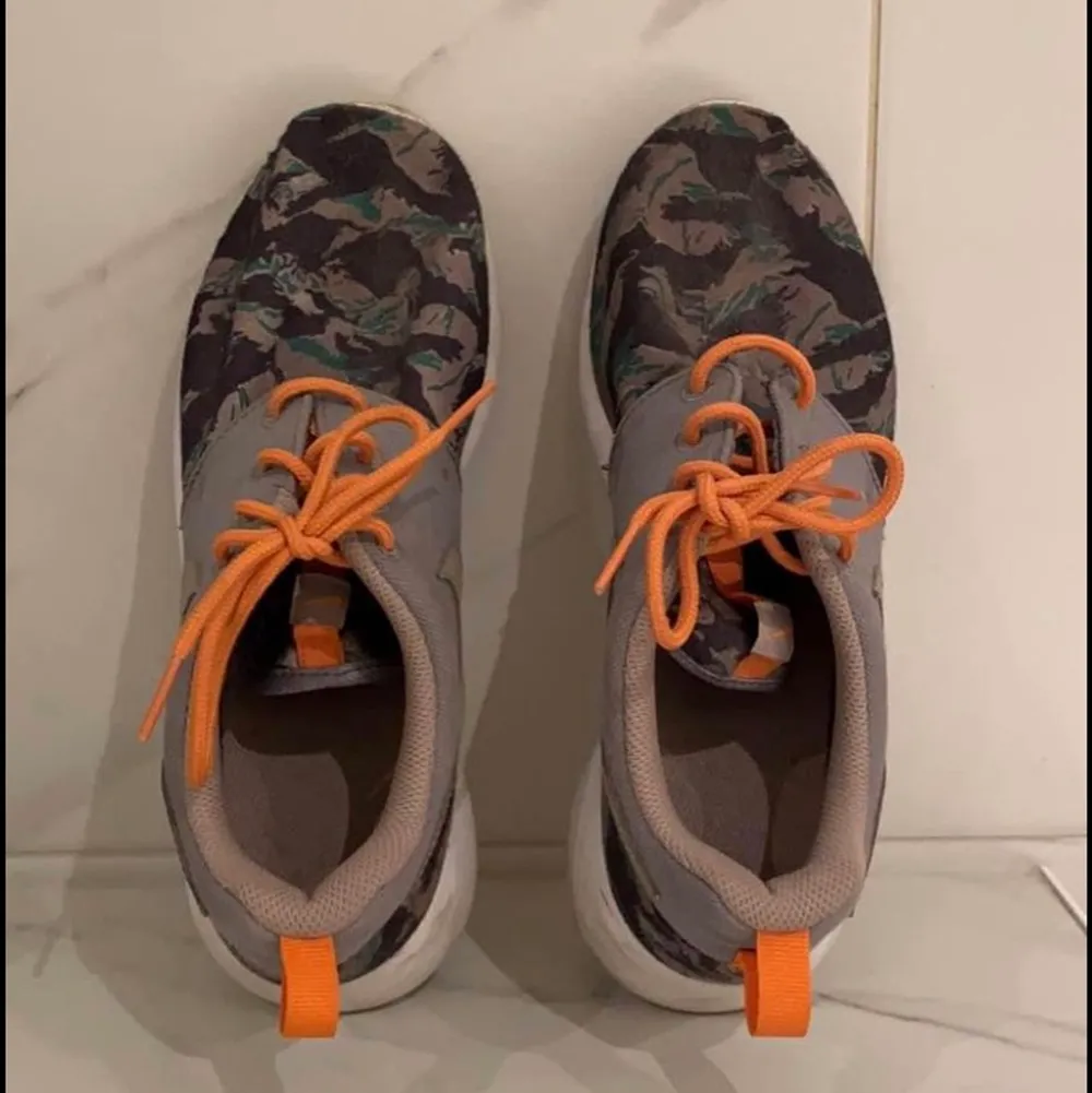 Gröna sneakers med orange detaljer från Nike. Använda ett fåtal gånger. Nypris 1499 . Skor.