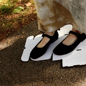 Maryam Nassir Zadeh skor - Perfekta Mary Janes från Maryam Nassir Zadeh. Nypris är över 3000 kr.. de är i mocka och bra skick. :)