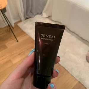 Sensai bronzing gel - Endast testad bronzing gel från Sensai. Passade inte mig. Färgen heter soft bronze.  200 inkl frakt, pris kan alltid diskuteras