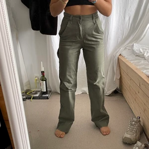 Militärgröna byxor - Militärgrönabyxor från hollister. De sitter väldigt (!!!) snyggt på alla olika kroppar. Materialet är väldigt mjukt och najs så de är väldigt härliga att ha på sig. Faller snyggt till lite större sneakers. Säljer pga flytt, skriv om frågor, frakt tillkommer 💜💜