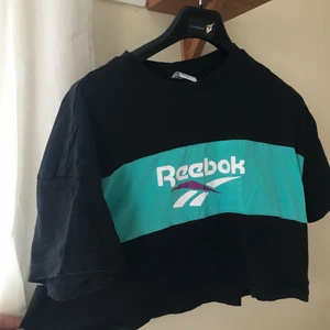 Reebok crop topp  - Passar till träning eller vardag! Den är kort men bred/ oversized 🦋