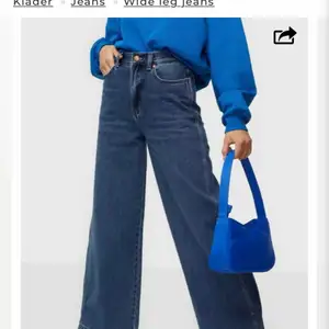 Superfina jeans i mycket bra skick men som tyvärr är lite för korta i benen på mig! Snygg mörkblå färg och höga i midjan. Dom är köpta second hand men med prislappen kvar så nästan helt oanvända. Nya i butik kostar runt 800kr🤯