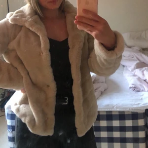 Jacka fuskpäls storlek S. - Fin jacka i fuskpäls i storlek S från Kappahl. Använd en gång, nypris 900 säljer för 500.