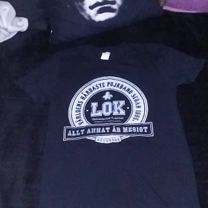 LOK T-shirt - T-shirt med göteborgsbandet LOK som jag köpte på deras reunion-spelning 2019, har dock aldrig kommit till användning. 