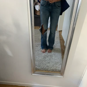 Bootcut jeans - Supernajs jeans med ett håll på knät och coola fickor!! 