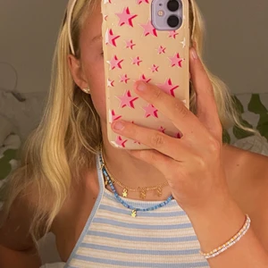 Pärlhalsband🤍✨💙 - Säljer dessa fina halsband som går att matcha med mycket! Beställ här på plick eller kolla min insta @kajsasjewlery för flera smycken🤍💙 1. Meja halsband - blått pärlhalsband med stjärnor 35 kr 💙 2. Star halsband - guld kedja med stjärnor 35 kr ⭐️ Man kan beställa båda två som armband o då blir det 25kr st!⚡️ Jag tar speciall beställningar också! Frakt 24kr men gratis vid köp över 100kr, finns flera fina smycken här på plick o min insta⭐️⚡️