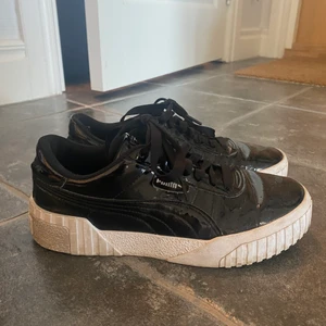 Pumaskor - Blanka svarta skor från Puma i storlek 39. Väldigt snygga och bekväma! Har inte använt dem speciellt mycket! 