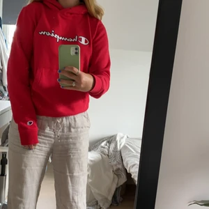 Champion Hoodie - Säljer min jättefina championhoodie som jag nästan aldrig använt! Köpte den för ungefär 500kr. Frakt ingår!