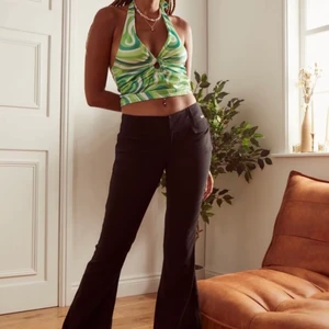 Lågmidjade utsvängda byxor - Vill kolla intresse på dessa snygga byxor från Urban outfitters då de inte passar mig storleksmässigt.✨ Byxorna är aldrig använda och är därför i nyskick. Är i storlek XS men passar säkert S också. Kan fraktas om köparen står för frakten 💕 Lägg gärna bud i kommentarerna