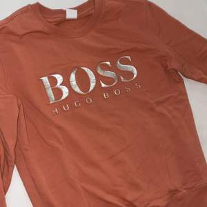 Äkta hugo boss sweatshirt, köpt i ROOM1006 i Emporia för 999kr. Vet inte om jag har kvar kvittot men kan kolla. Hade kunnat tänka mig att byta mot en exakt likadan modell i annan färg. 