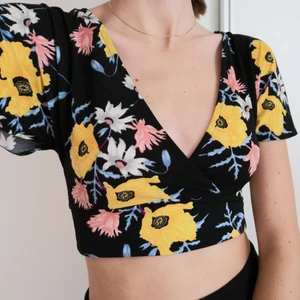Supersöt kort sommartopp från hm - Blommig topp från Hm i storlek XS, passar mig som brukar ha storlek S perfekt. 