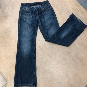 Vida lågmidjade jeans  - Låga, vida jeans från 90-talet. Bra skick. Sjukt sköna. Såå snygga!