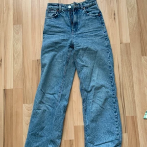 Zara jeans  - Mina favoritbyxor från zara som tyvärr blivit för små. Det är Full length modellen i storlek 32❤️‍🔥