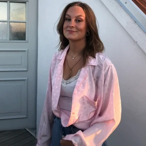 Rosa vintage Silkesskjorta - Superfin silkesskjorta köpt på secondhand! Rosa tyg med blommönster. Använd ett fåtal gånger💖 Hör av dig vid intresse. Jag är öppen för förslag gällande pris och mötesplats!