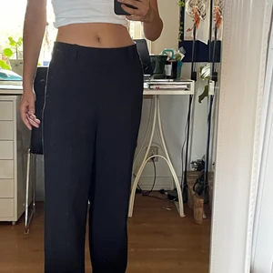 svarta kostymbyxor  - kostymbyxor från weekday. har ett par liknande och hoppas att dessa kommer till användning av någon annan! bekvämt tyg, luftiga och lite lågmidjade. byxorna är endast använda vid ett få par tillfällen och därför i mycket fint skick! bra i längd för mig (160). brukar vanligtvis ha strl 34 