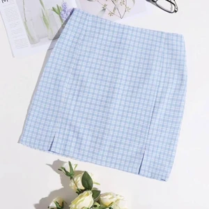 Kjol  - En superfin kjol från shein,💙 köpt i början av sommaren, superfint skick aldrig använd just därför jag säljer den för den kommer inte till användning💙 lite stor i midjan men sitter bra runt lår osv. 💙 köpare står för frakten💙