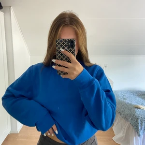nunoo sweatshirt - helt ny nunoo sweatshirt, köpt för 650kr o säljes för 150kr stolek M