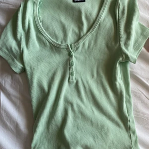 Topp  - Här är en väldigt fin och skön tröja från gina! Kommer inte till användbar längre! 