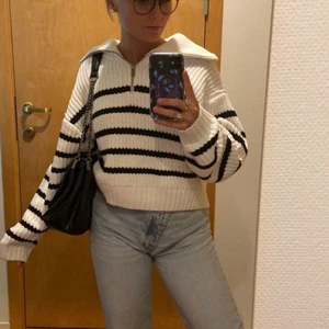 Gina stickad halfzip l - Kollar nu intresset på min älskade stickade tröja från Gina som är helt SLUTSÅLD. Den är endast använd en gång och helt i nyskick. Storlek L men passar mig som annars bär s i tröjor. Vill endast sälja om den går upp en del i bud då den är eftertraktad! ❤️ buda på i kommentarsfältet!