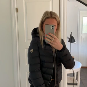 Colmar jacka - Säljer min svarta colmar jacka i str 40 Italiensk storlek som motsvarar xs/S då den är lite för liten för mig. Jackan är imprinsip som ny och sparsamt använd, i väldigt fint skick. Säljer för 1700 eller budgivning om många är intresserade. Köparen står för frakten