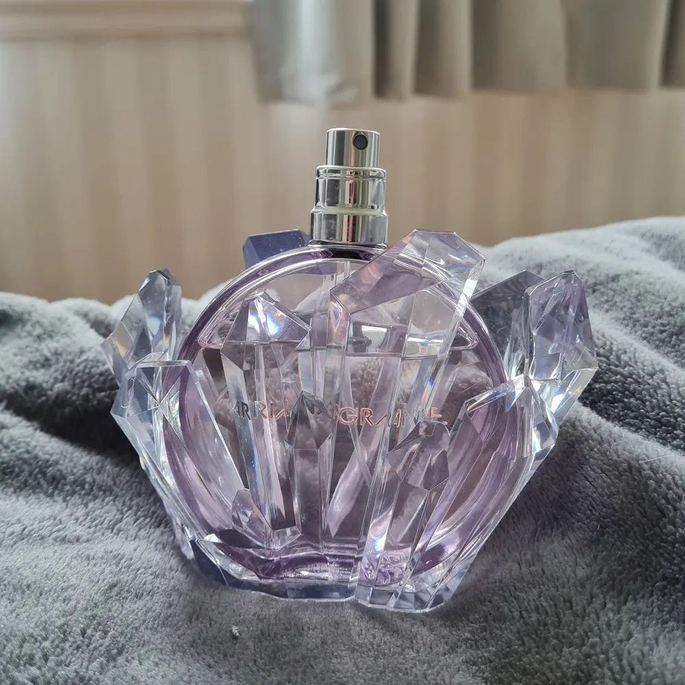 En ariana grande parfym i doften R.E.M. Luktar supergott men har dock tröttnat på den nu så därför säljer jag den. Finns inget lock o den är använd lite så därför säljer jag den för 350 kr.💕 En ny kostar mellan 600-700 kr.. Övrigt.