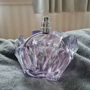 En ariana grande parfym i doften R.E.M. Luktar supergott men har dock tröttnat på den nu så därför säljer jag den. Finns inget lock o den är använd lite så därför säljer jag den för 350 kr.💕 En ny kostar mellan 600-700 kr.