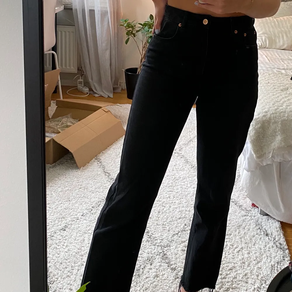 Säljer dessa svarta jeans från NA-KD. Jag är cirka 172 cm. Supersköna!😍 Köparen står för frakt. . Jeans & Byxor.