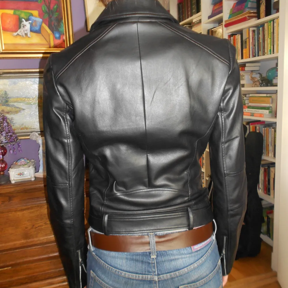 Supersnabb svart PU-läderjacka från Zara Trafaluc. Sitter så fint på kroppen, verkligen superfin höstjacka. 🥺🥀 Storlek S. Jackor.