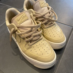 Nike Air Force 1 Sage Low  - Säljer nu mina Nike sneakers som tyvärr inte kommer till någon användning längre då storleken inte passar✨ skorna är i storlek 40