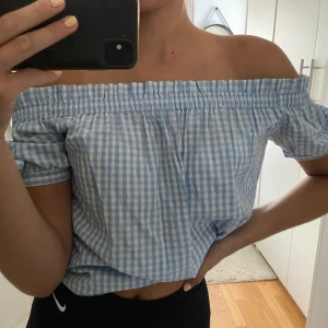 Offshouldetröja H&M - Snygg offshouldertröja från H&M i storlek 36