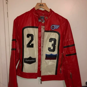 Top Gear - Så fin och unik skinnjacka i äkta läder från märket Top Gear, MC-modell Storlek XS